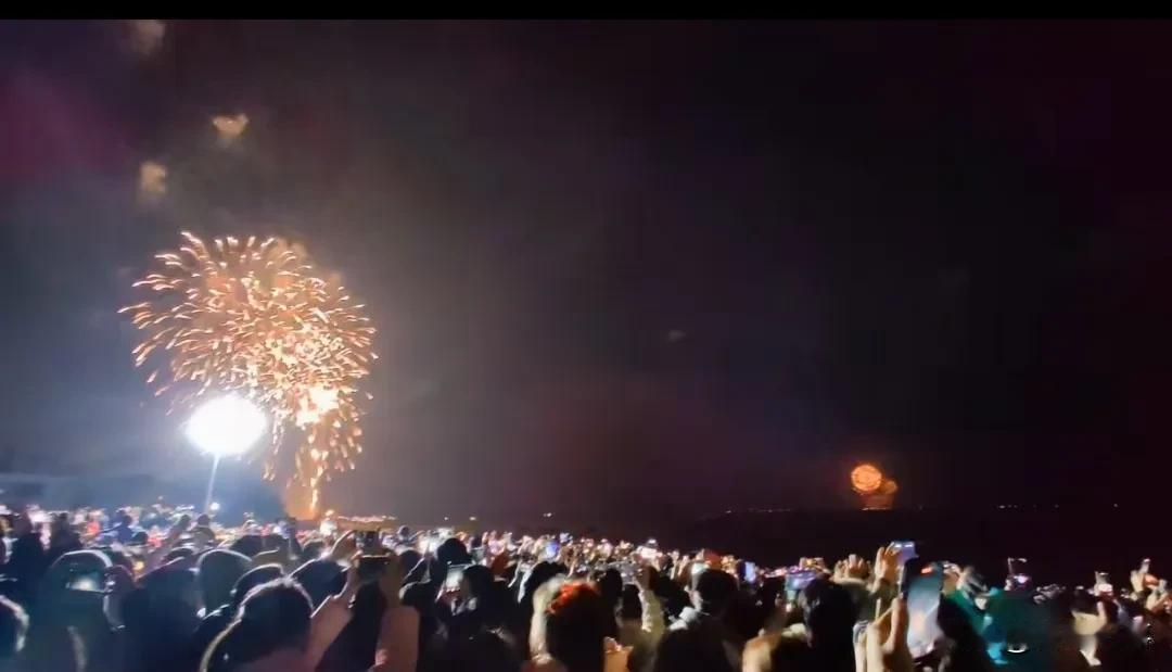大年三十“厦金”两岸烟花秀，共同庆祝和迎接新年……！（图左侧烟花为厦门，右侧为金