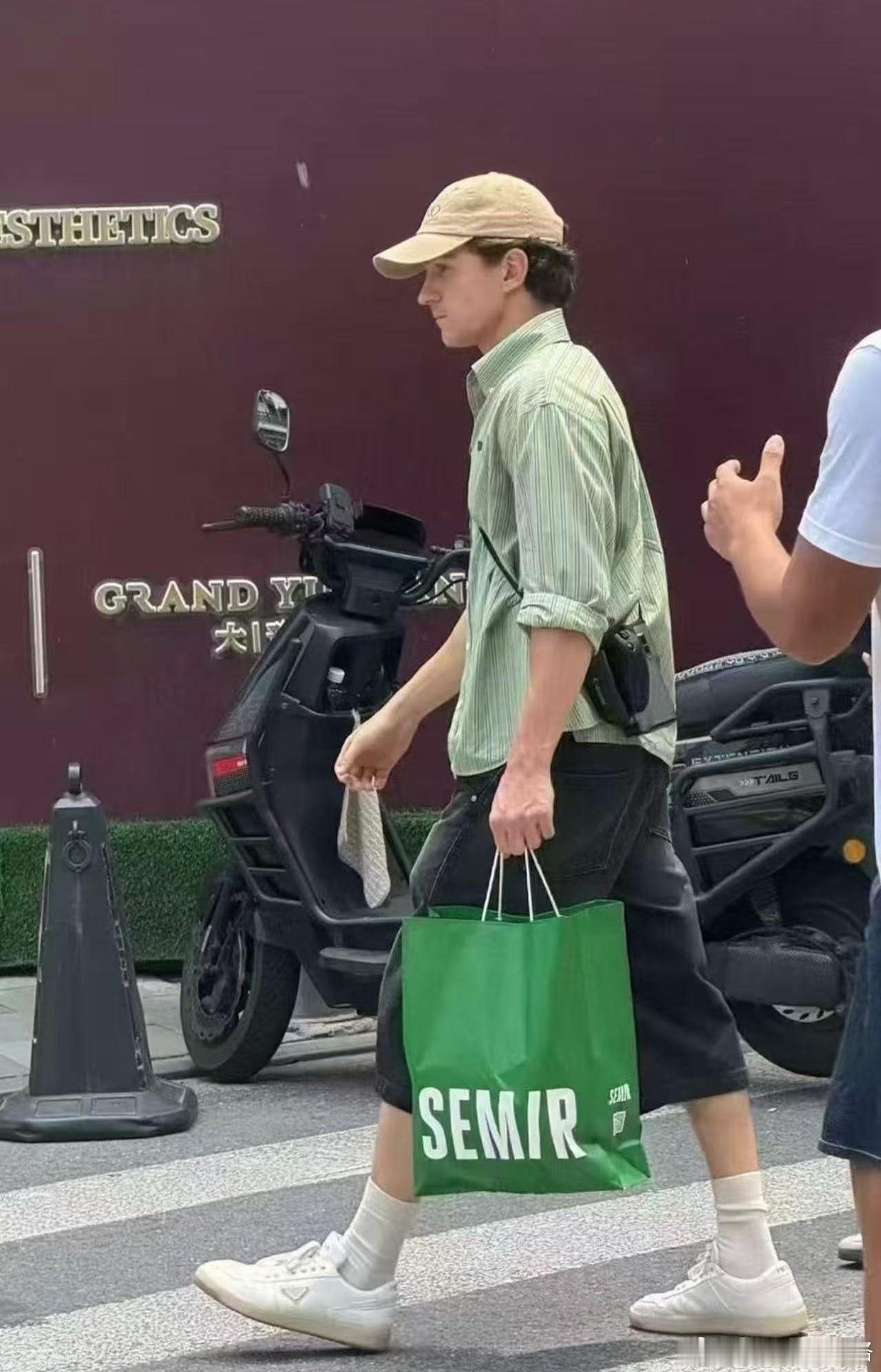荷兰弟上海买森马  上身穿拉夫劳伦衬衫、脚踩Prada鞋，下身穿百元级森马短裤。
