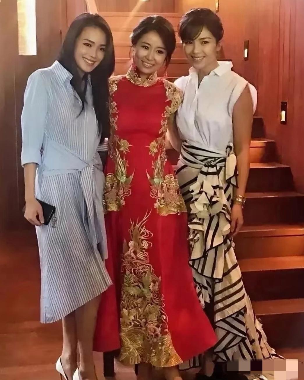 3姝同框：C位的林心如看上去肤色暗黄，面庞稍显浮肿，右侧的刘涛楚腰卫鬓，笑容甜美