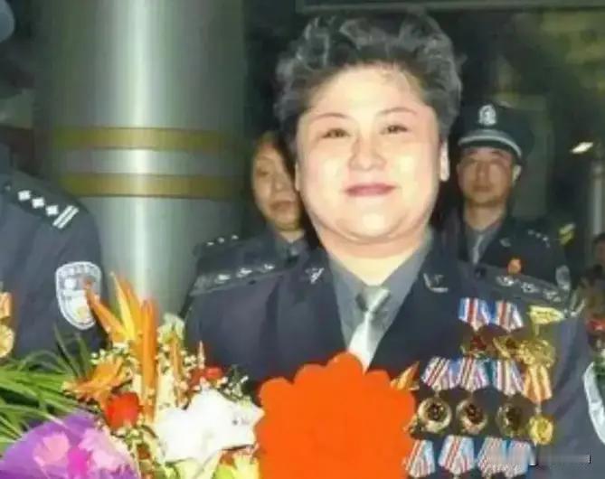 1988年，郑州一位年轻女子突然被两名大汉强行塞进出租车。就在车子急刹时，女子趁