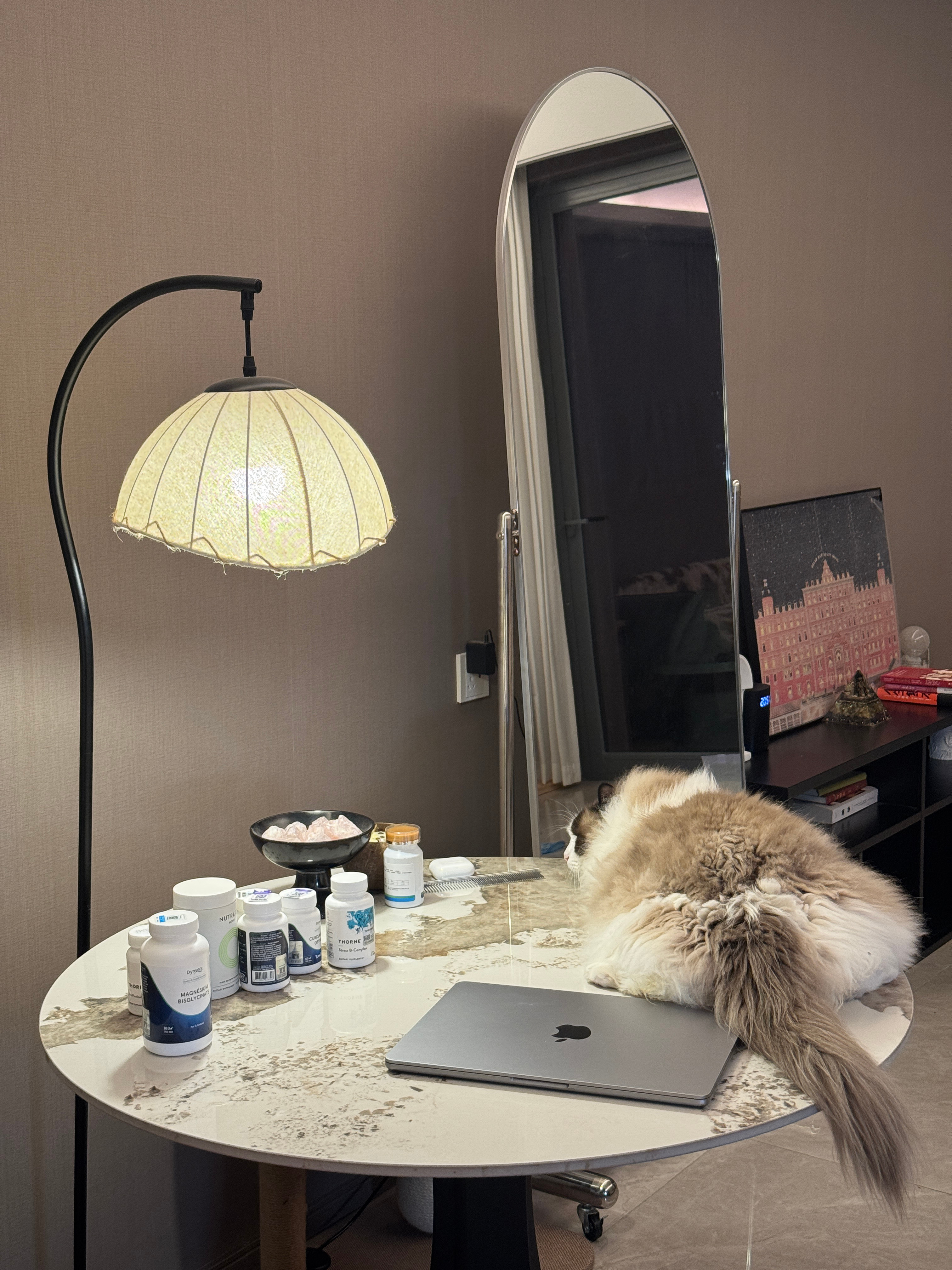 这个餐桌是我搬家唯一想带走的，我买了两个电视柜两个餐桌，这个是最满意的，不贵而且
