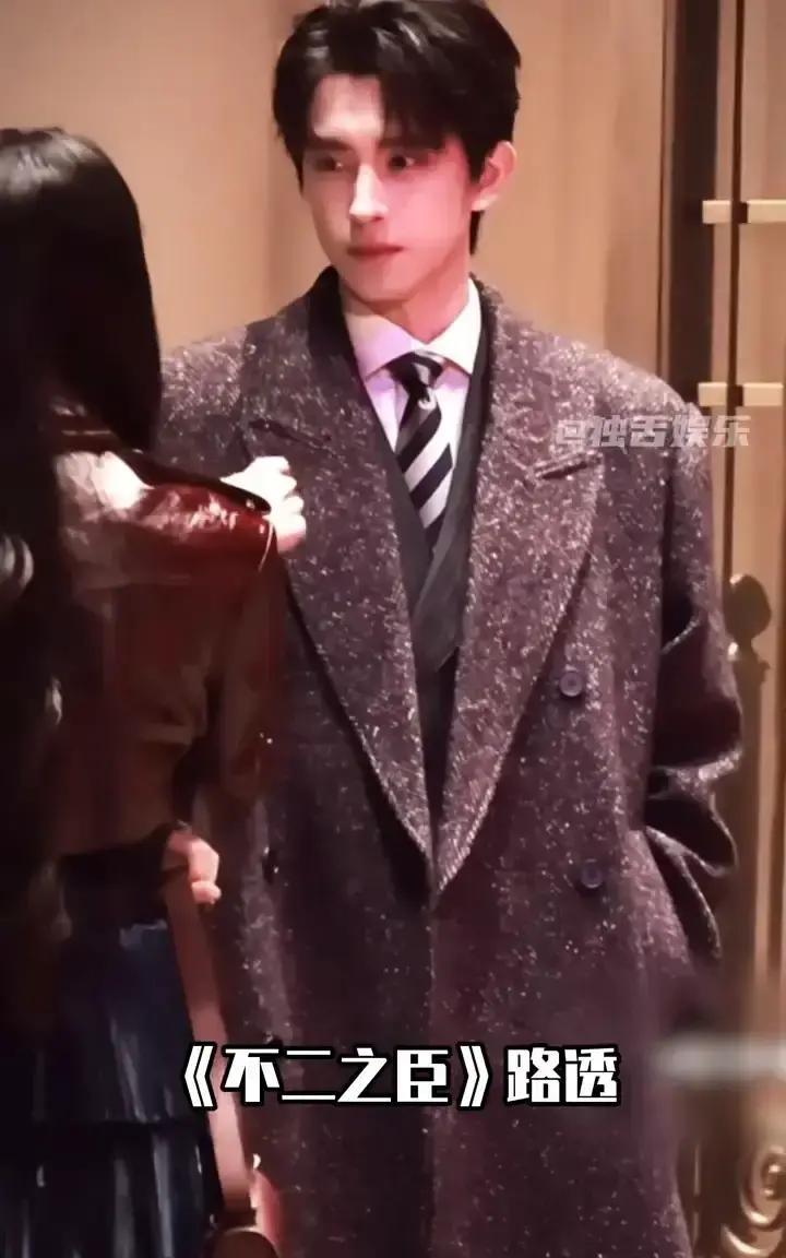 看到《不二之臣》这几张路透，我不厚道地笑了。
 
又是豪门联姻的老配方，本质上不