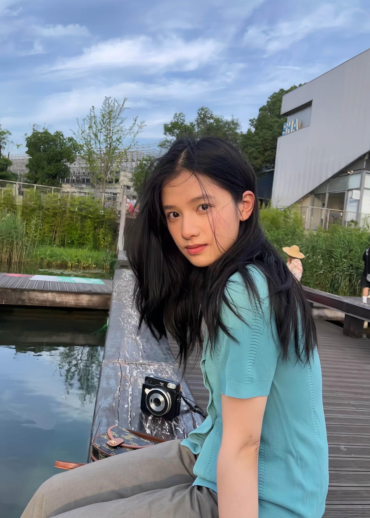 张婧仪这张风景照，少女气息扑面而来，太适合拿来当壁纸啦，哈哈。张婧仪壁纸 张婧仪
