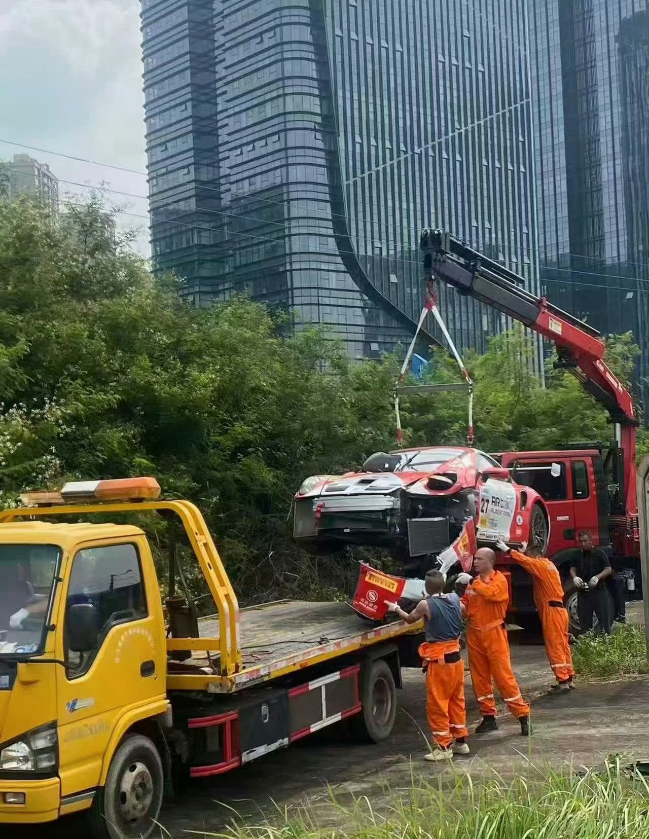 闫闯退赛你看，安保升级还是有必要的！幸好只是撞墙…… 