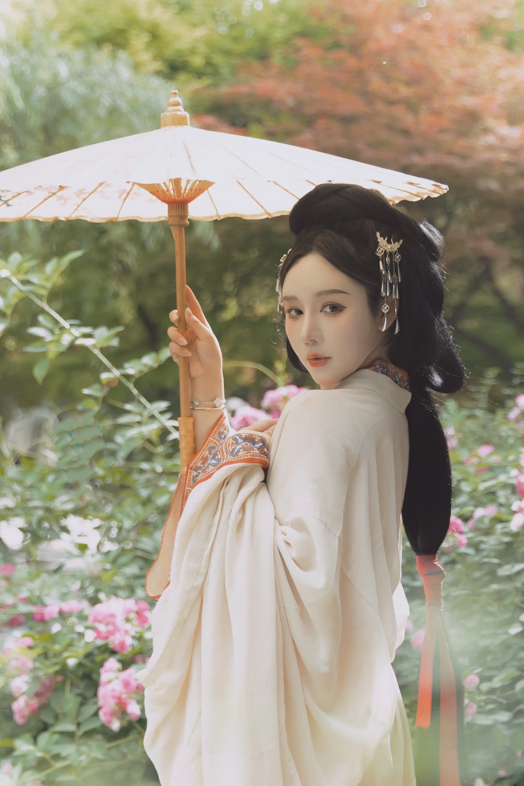 你撑把小纸伞 叹姻缘太婉转。