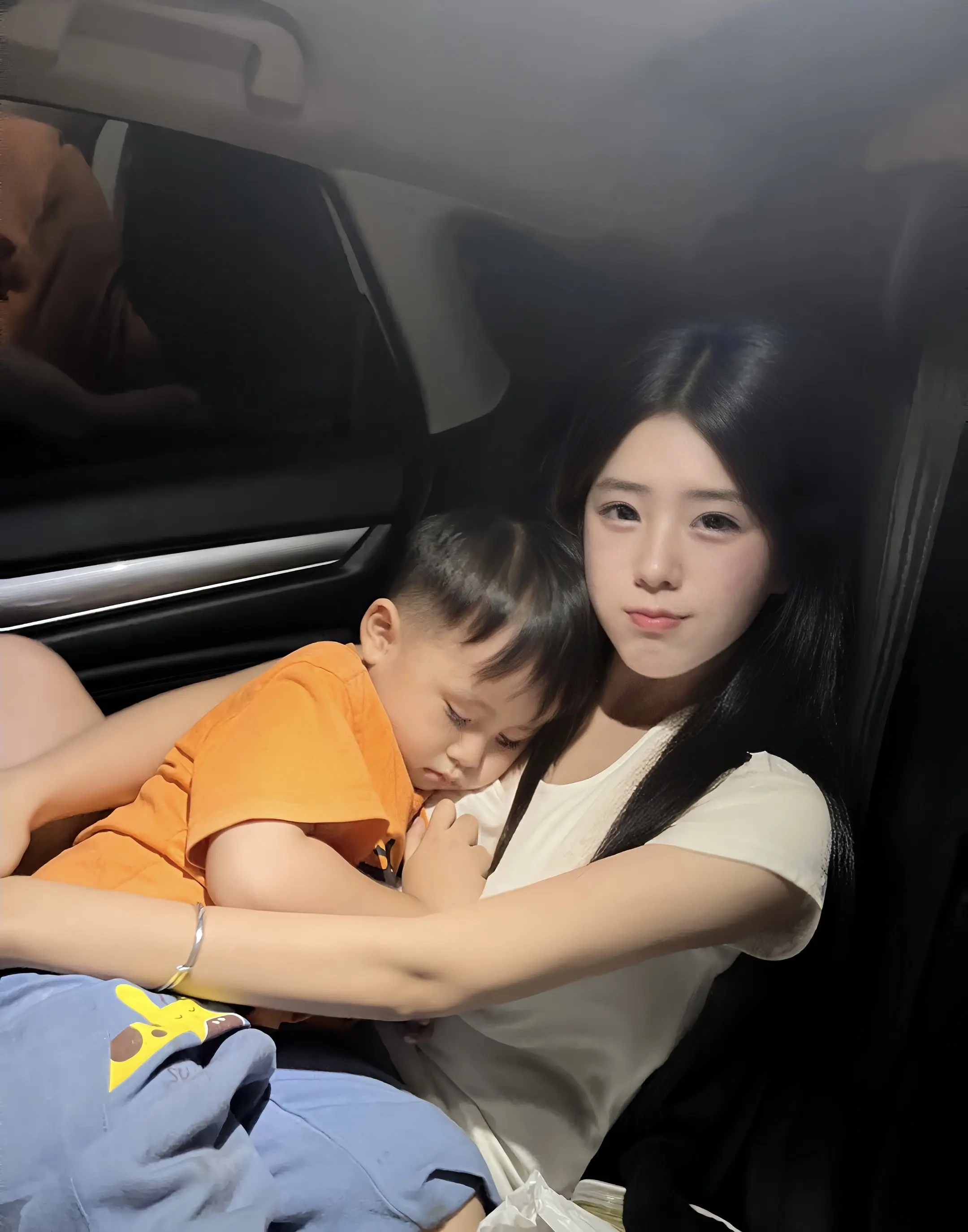 乖宝宝和妈妈玩一天 累得睡着啦