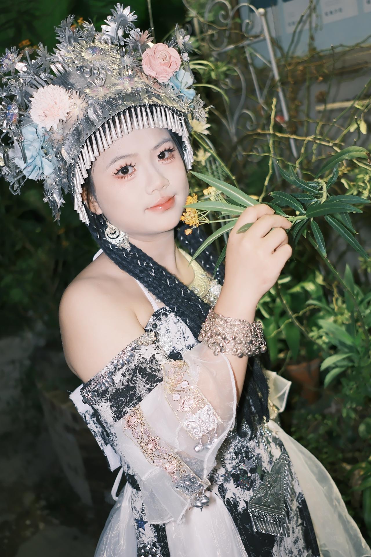 古镇随拍苗族写真 苗饰旅拍 国风服饰 清冷氛围感美人