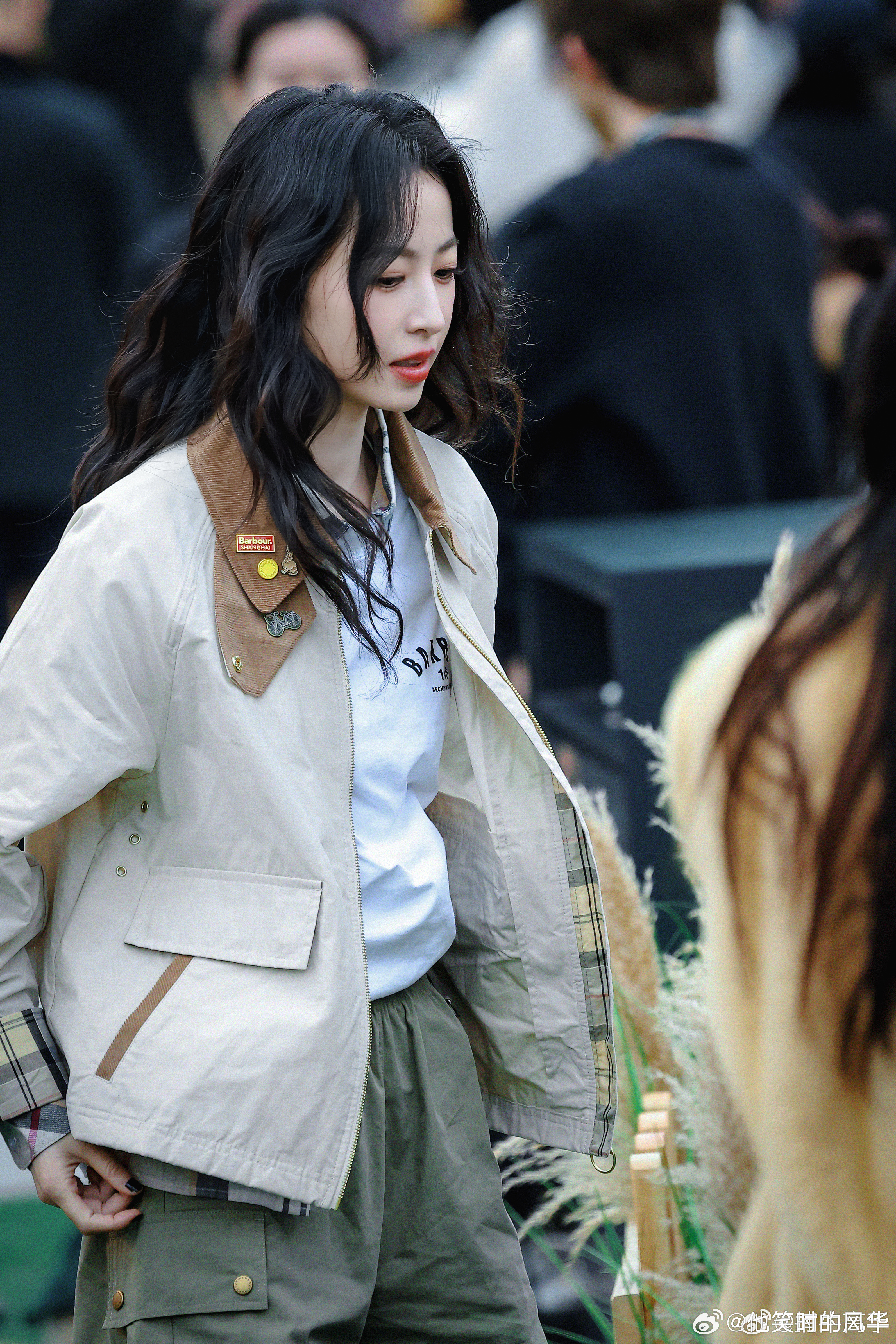 想魂穿周雨彤手里牵着的那只小狗被周雨彤的英伦风硬控了 卷卷毛遇上卷卷毛，姐姐弯腰