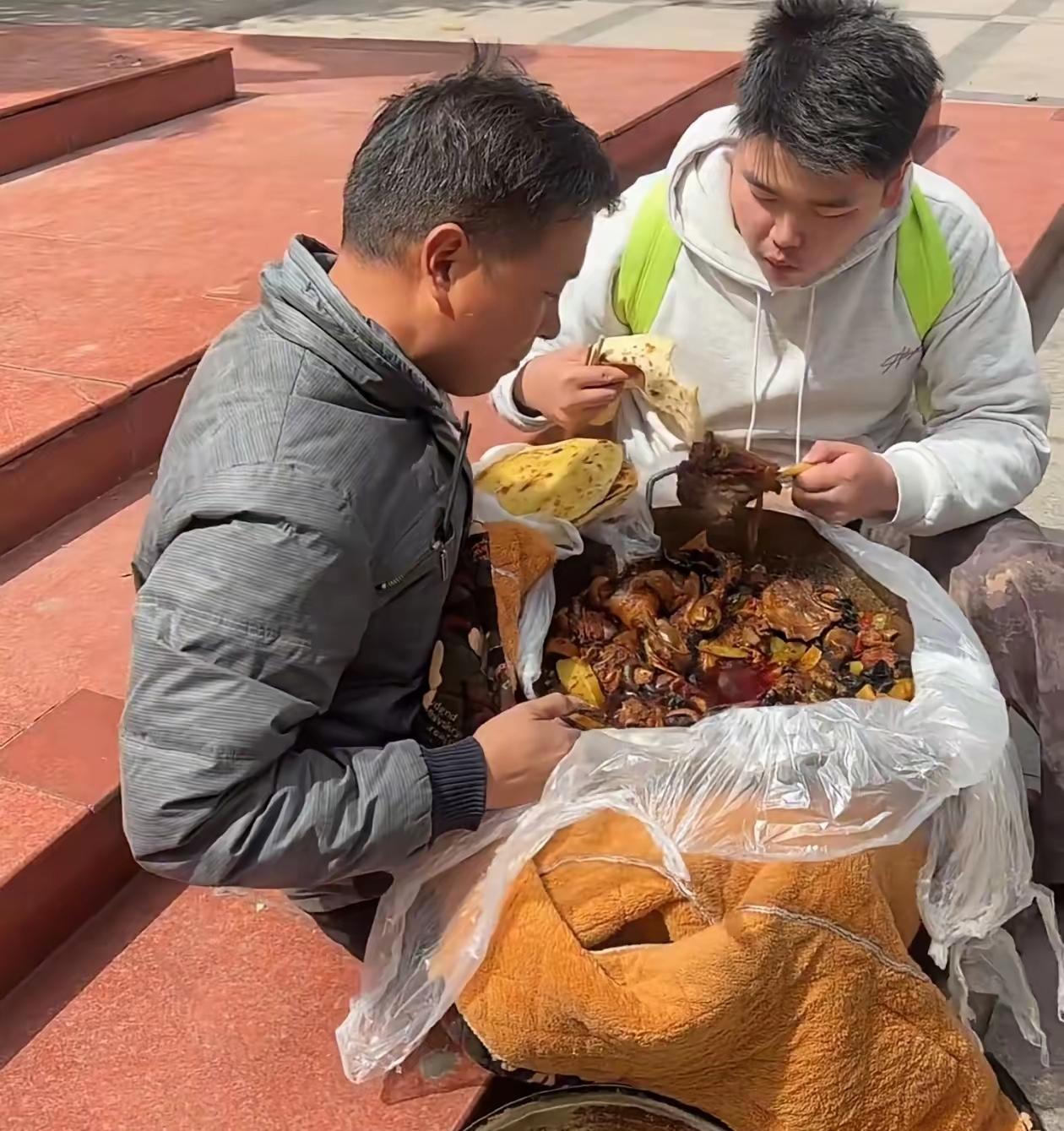 四川一高考生火了，父亲怕孩子备考营养跟不上，在家炖好一锅肉，用厚布把铁锅裹得严严