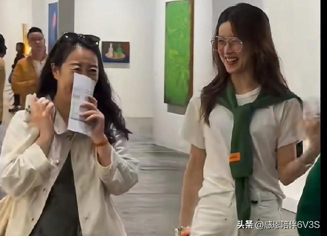 刘强东老婆每次刷到她都觉得这人是真没咋变啊，清清爽爽的，看着就舒服。肤白貌美大长