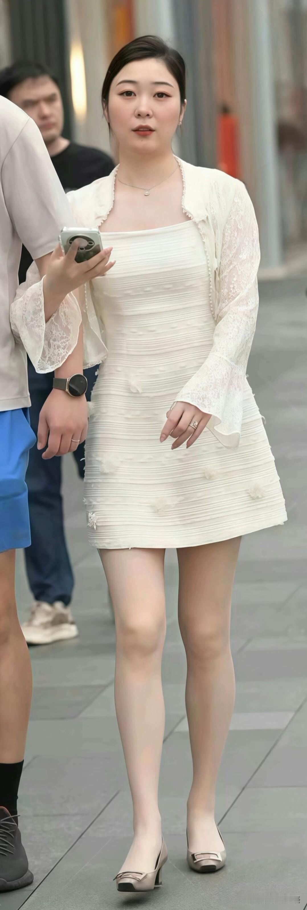 米白yyds！肌理感裙装+蕾丝开衫，温柔又显气质，日常出街氛围感直接拿捏。