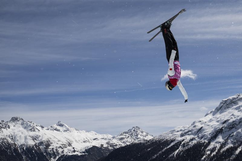 “桃心夫妇”简直太牛了！当地时间2月20日，米兰冬奥会自由式滑雪男子空中技巧决赛