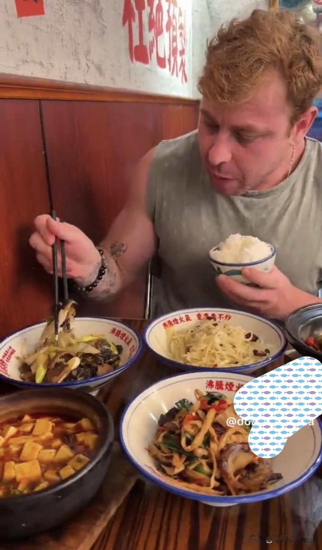 老外用熟练筷子就能赚到钱！
下图这个外国网红，到中国旅游后，根本不想走，他已经离