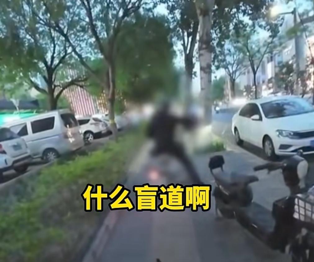 太尴尬了！那么多大媒体都转发过，结果又是摆拍！

大家还记得前几天，一个盲人小姑