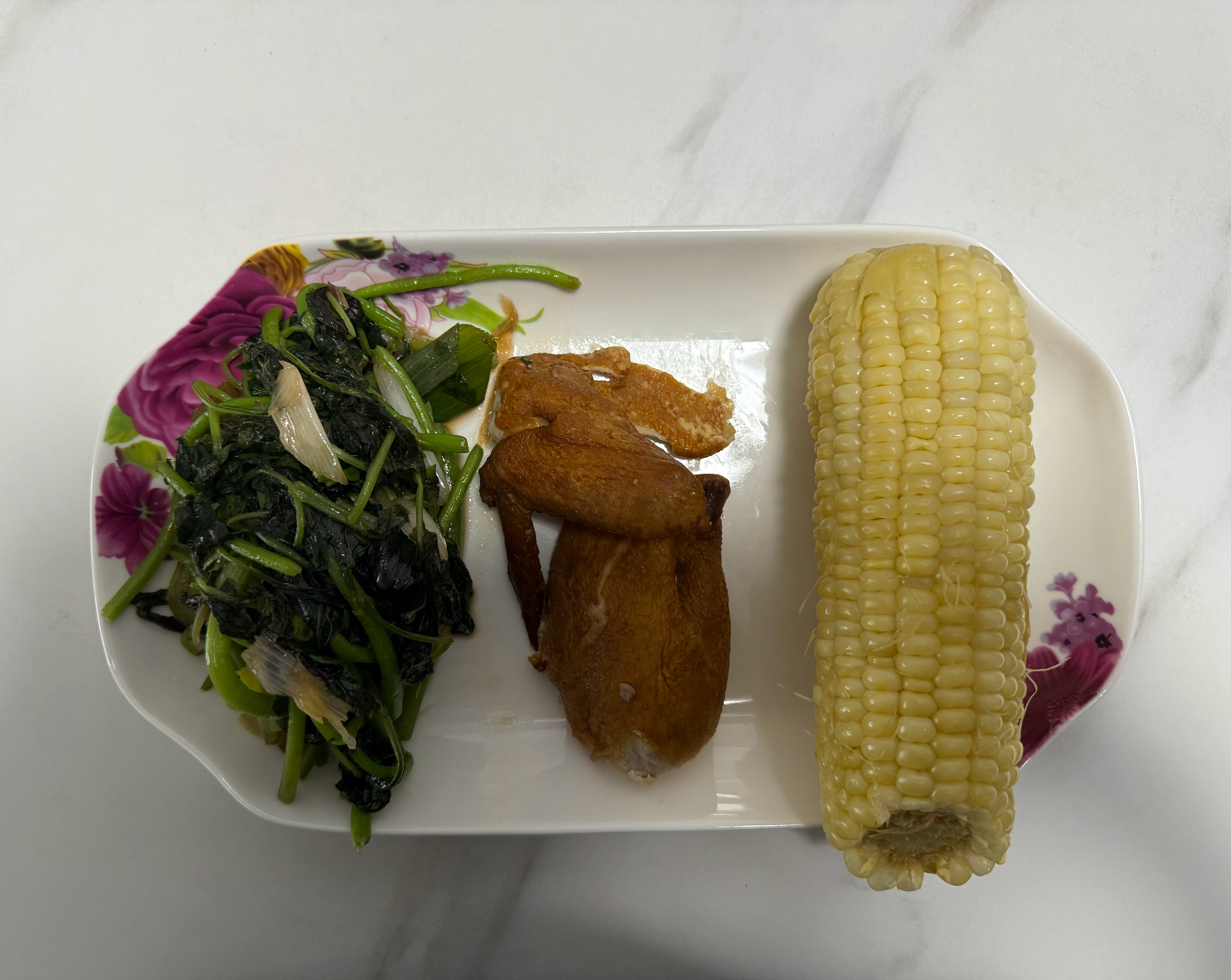 战胜了懒惰继续热爱生活！玉米是我从天下第一赌王那里买的苋菜是我刚才自己炒的鸡腿和