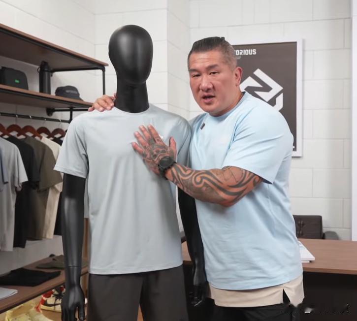 馆长这是学会了啊。刚刚刷到馆长在岛内直播推广他自己的品牌服饰，什么“衣服穿不坏”