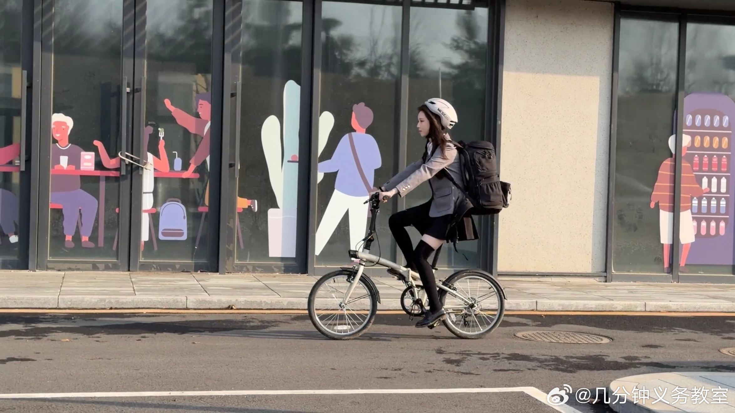 今天去网吧拍个镜头，充了15，5分钟拍完，我等着网管找我钱，他说没剩钱了，15一