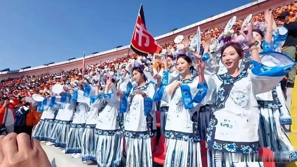 济南文旅在圣人和诗人之间选择了情人，然后被《半月谈》点名了。

济南文有李清照，