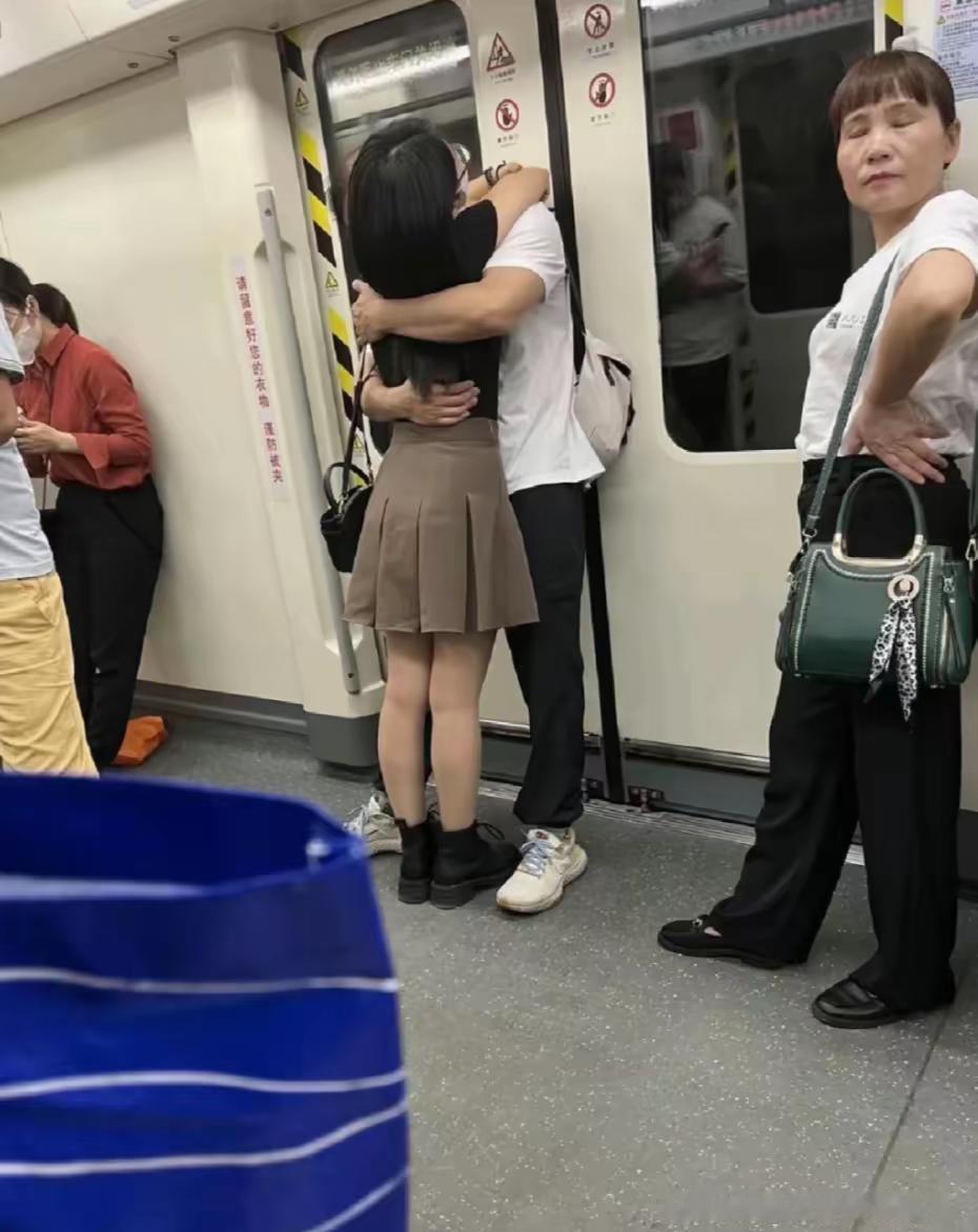 大妈这个表情亮了，心里想谁没有年轻过呢？
现在是不是流行随地大小亲啊？这个世界是