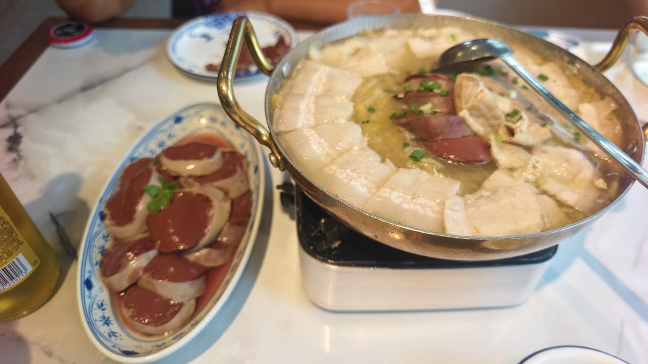 回到哈尔滨，当天第一顿吃的就是杀猪菜。要离开哈尔滨了，吃什么呢，想来想去，还是杀