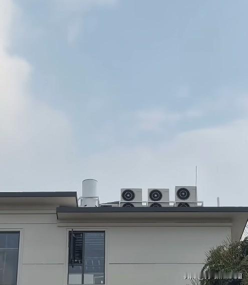 网友的操心没白费！全红婵家空调外机完成防台风加固。
此前，全红婵老家迈合村，新房