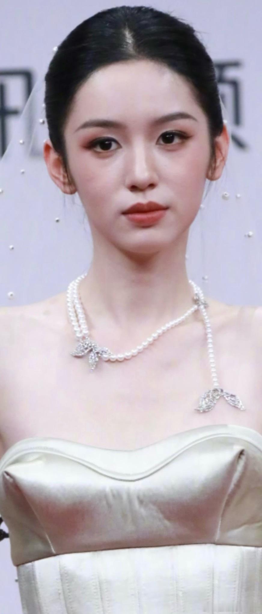 周也的怼脸生图，她的骨相没有想象中的好。 