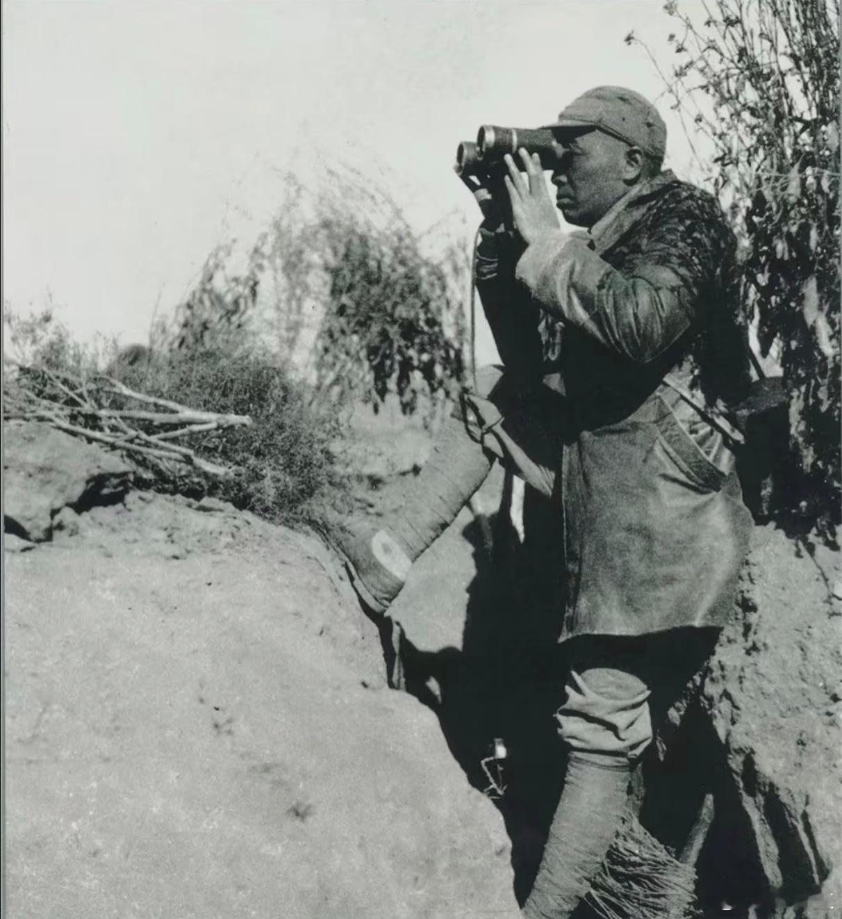 彭老总蕞经典的一张照片，距离日军500米百团大戰中，彭老总在关家垴前线的炮団哨所