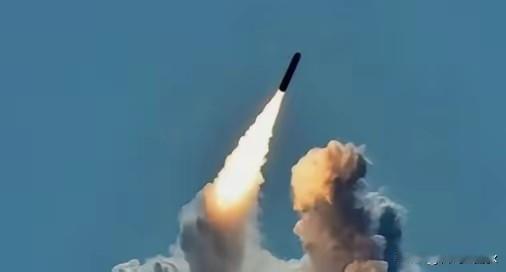 美国不敢打朝鲜，可不是因为心善。

这事儿说白了，就跟咱们村里一个道理。遇到那种