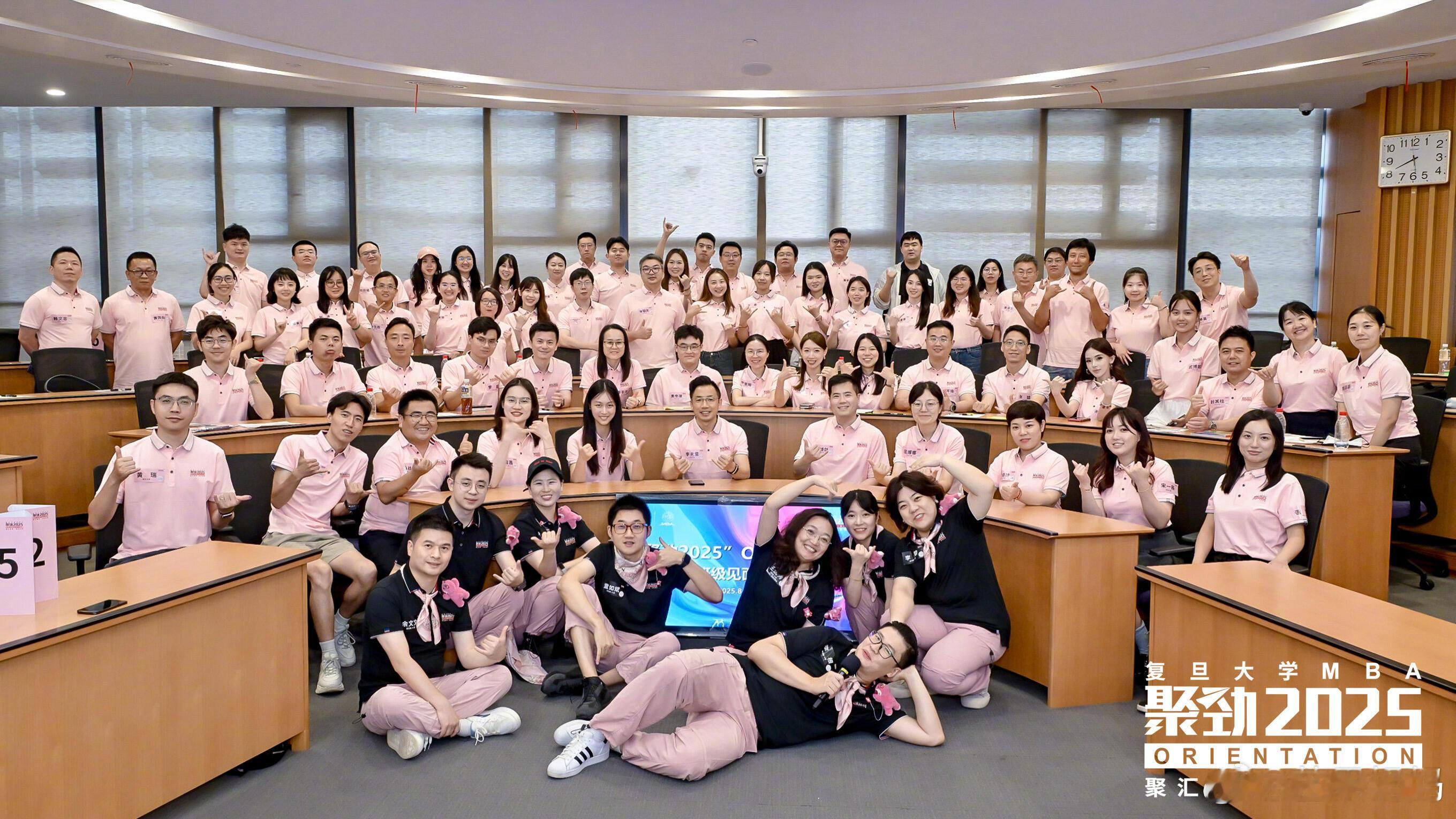 迅猛龙就读复旦MBA，人群里像是单开了美颜的程度[哆啦A梦吃惊] ​​​