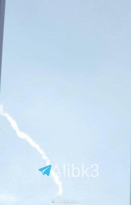 不久之前，迪拜响起防空警报，能看到导弹飞行的痕迹，可能是霍尔木兹海峡上有袭船事件