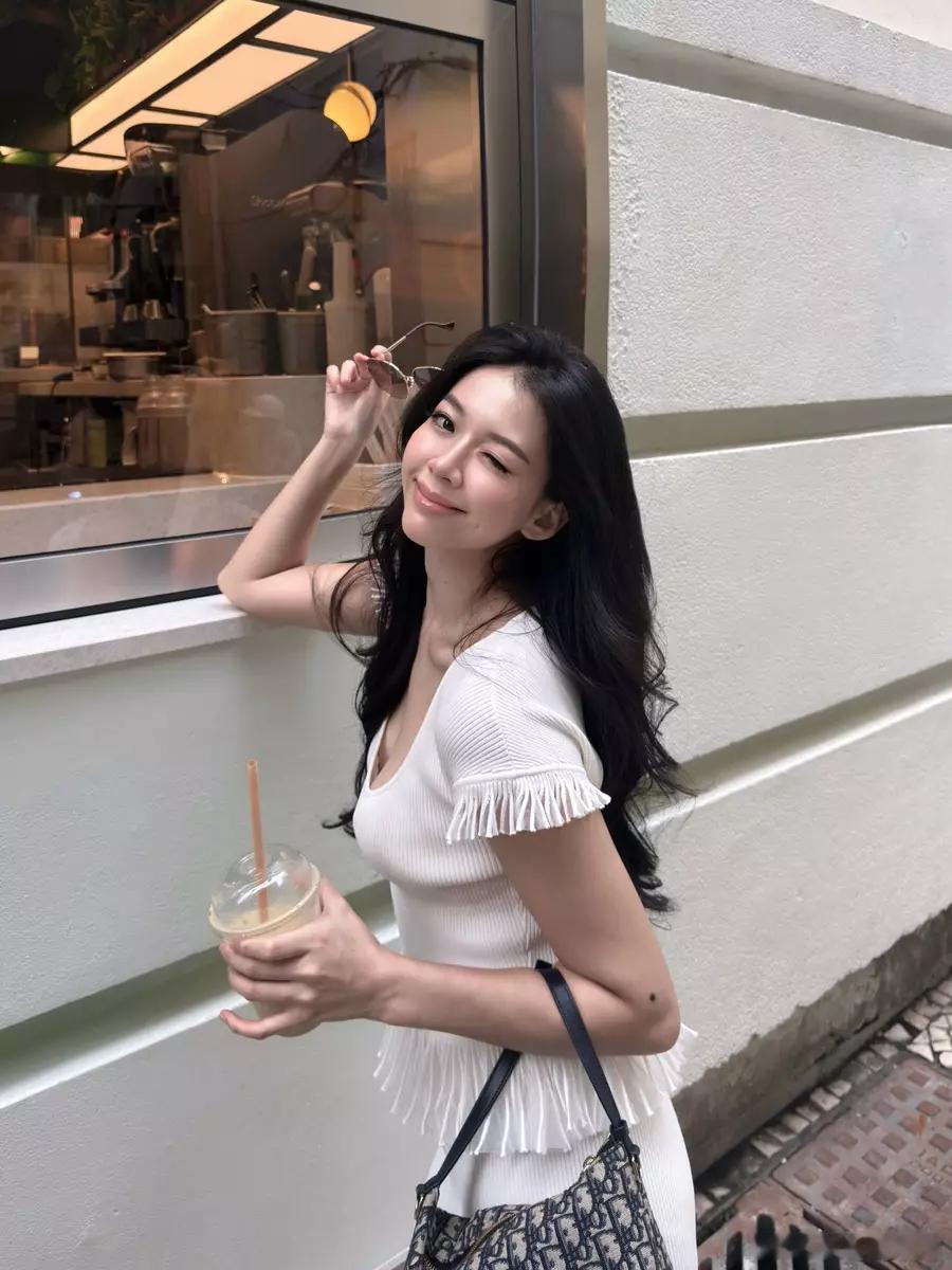 【娱乐新闻】梁嘉瑩晒童年舊照獲讚由細靚到大 網民：完全美人胚子.2024年港姐亞