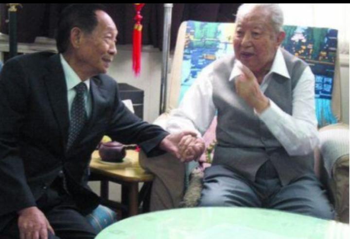 2006年，袁隆平到北京出差时，特意去看了身体欠佳的华国锋，当时华国锋不太愿见客