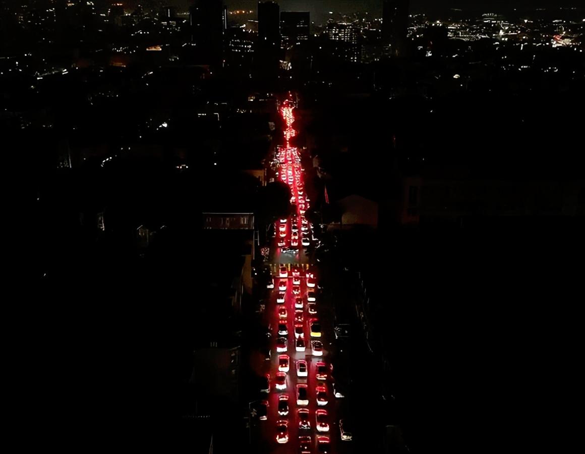 没想到旧金山圣诞前突然大停电，13万户人家和商家集体摸黑，差不多三分之一的城区全