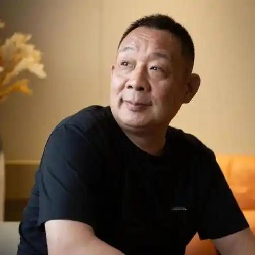 在员工眼中你贾国龙是老板，可在罗永浩面前，你算老几啊？人家在你那消费一回，提提意