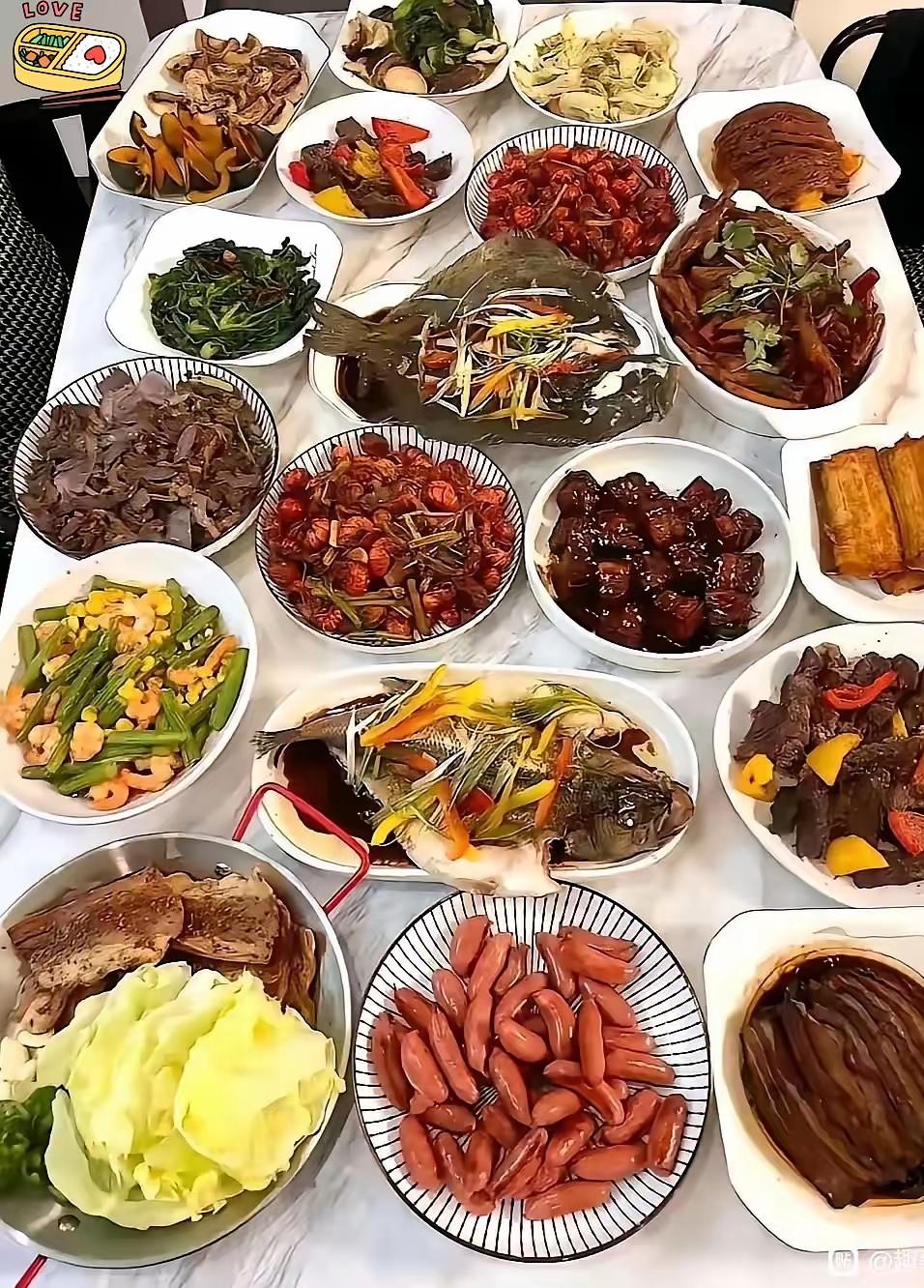 这是一位婆婆招待儿媳妇娘家人做的一桌子菜。我被惊吓到了，这位婆婆也太重视亲家那边