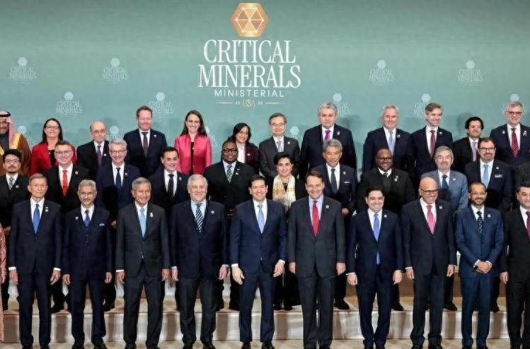 刚和北京通过话，美国反手组建54国联军，围剿中国

当地时间2月4日。美国总统特