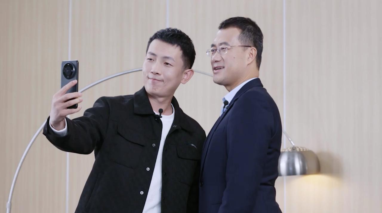 看了@科技小辛探班华为终端BG 首席运营官何刚的视频，突然被华为智慧屏 V5系列