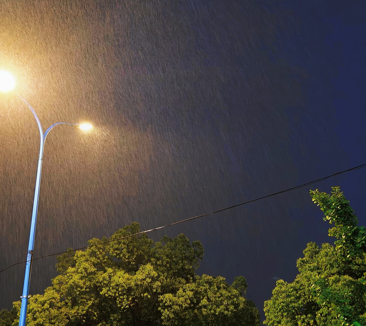 青岛的现在很宜人夜晚的毛毛雨增添了些许浪漫适合哼个曲走两步