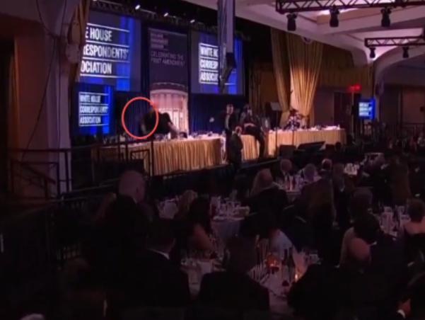 突发，白宫晚宴发生枪击事件。

据说，当时至少有四声枪声。

枪响的时候，川普还