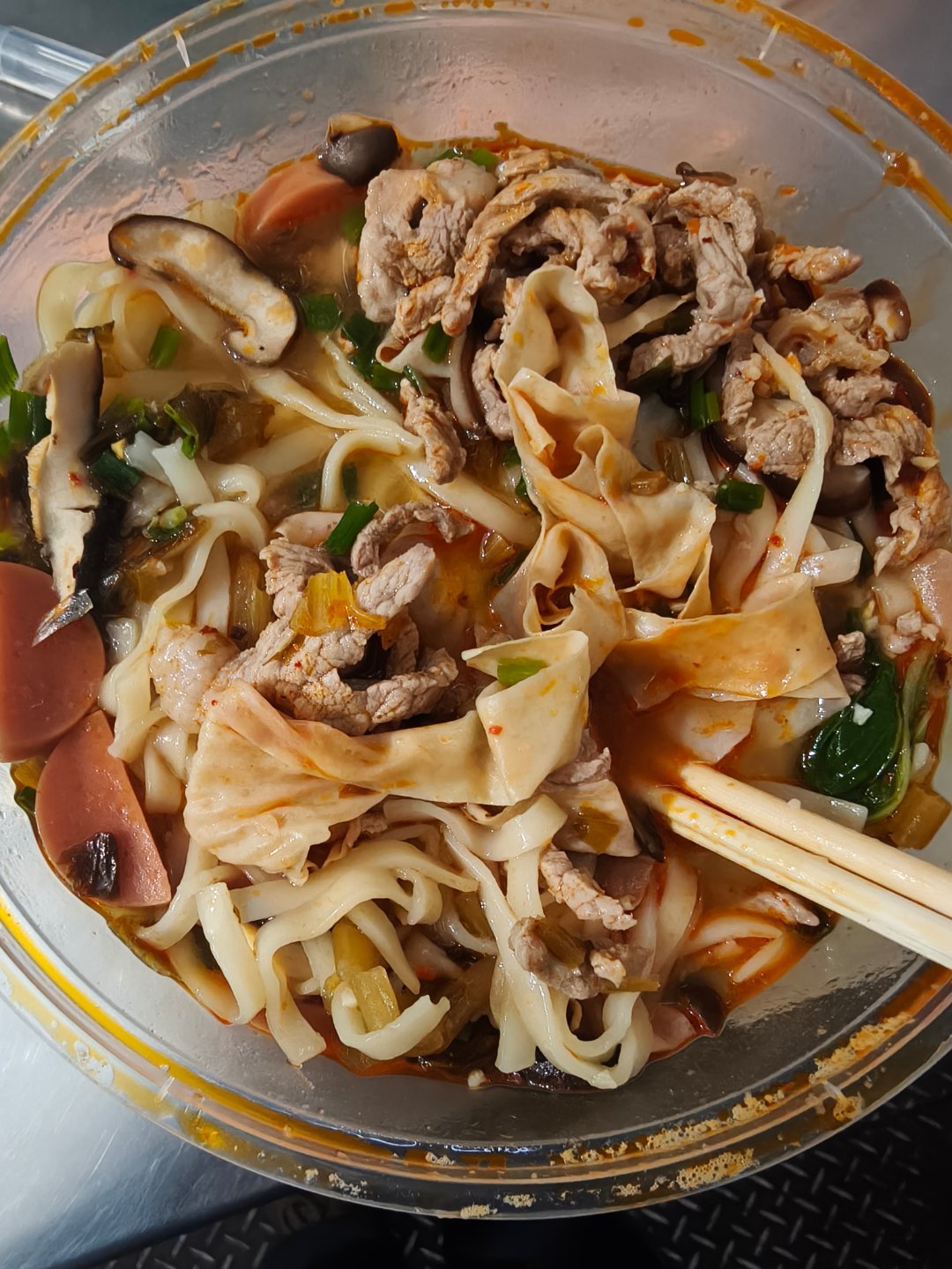 高德扫街榜美食摄影大赛晚点了外卖，分量太足了，满满的一大碗，牛肉、酸菜、香菇、火
