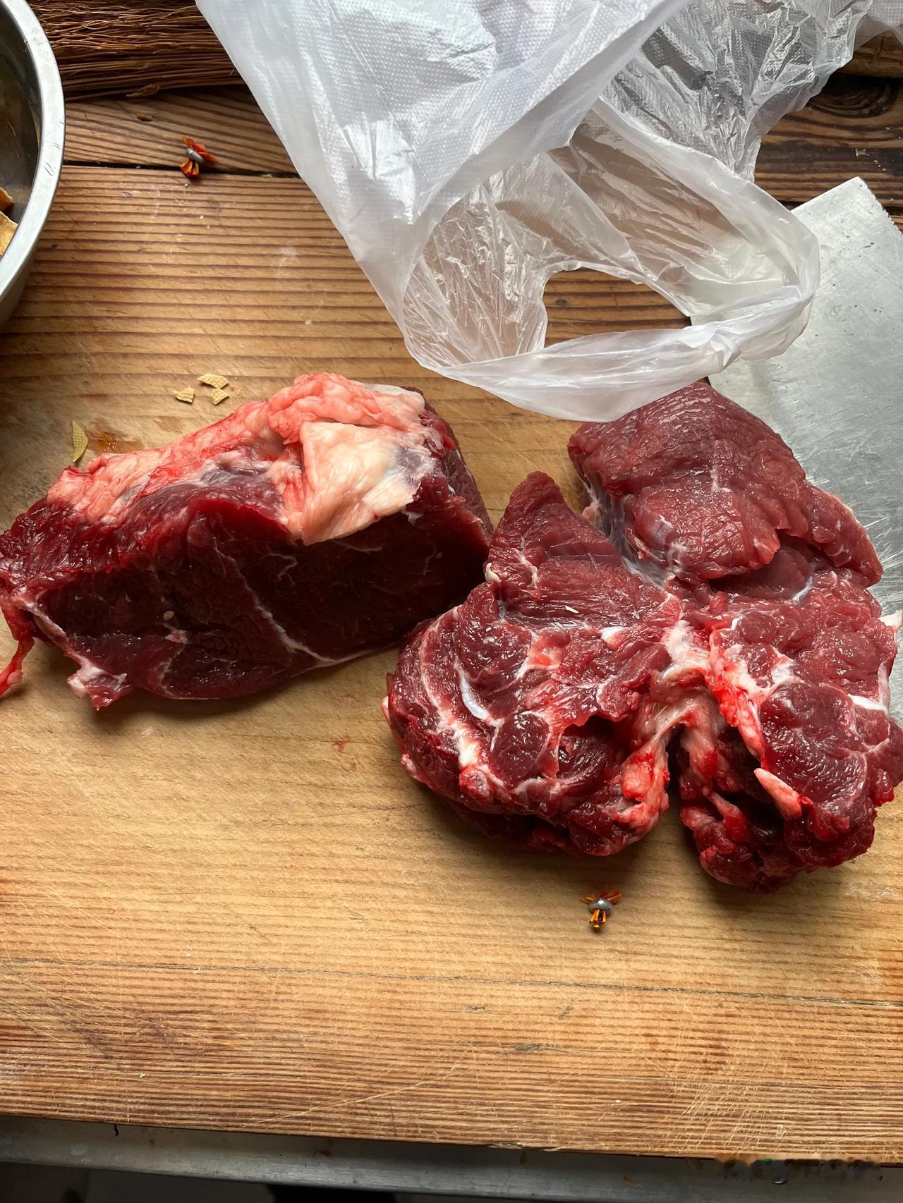  今天 这种气温吃什么合适，首选必须是火锅了。
今天天气“突然”变冷，为什么要加