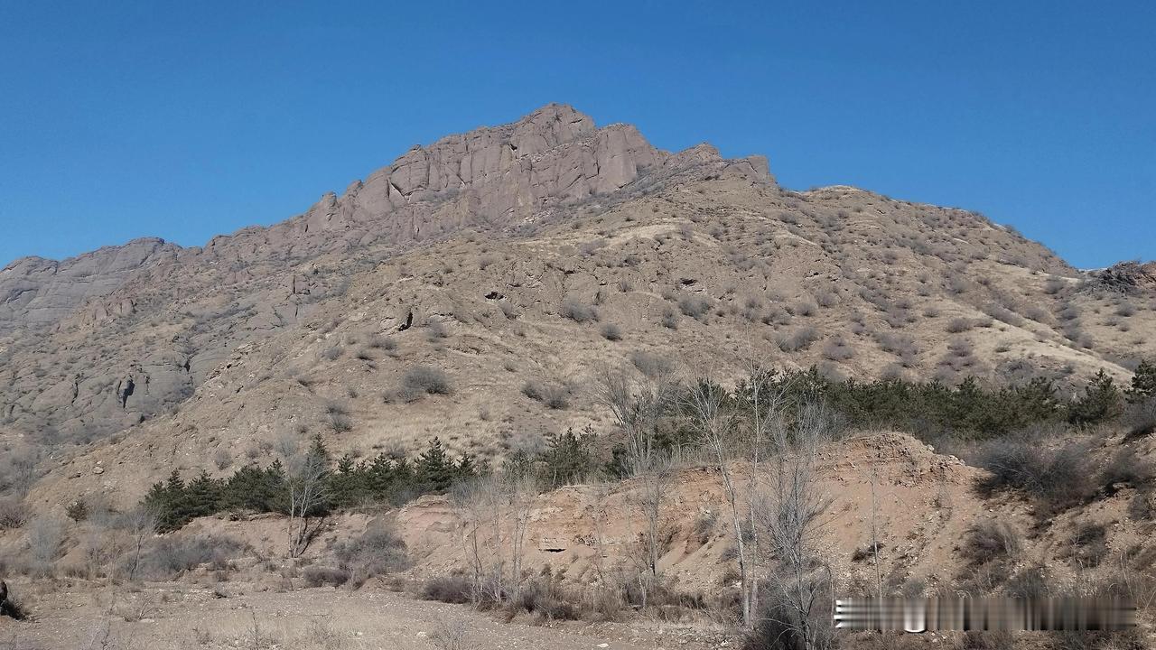 巍峨险峻的三皇庙山
🍁位于土左旗什报气村（图9）村北1公里处。山势险峻，海拔约