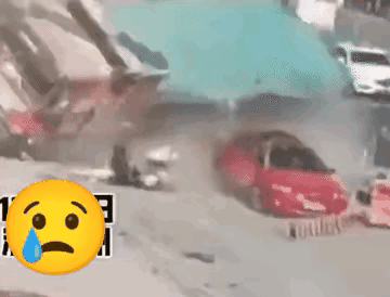 大车太危险了，无论在马路上，还是在其他地方，都应该远离这个东西，画面中的这几个人