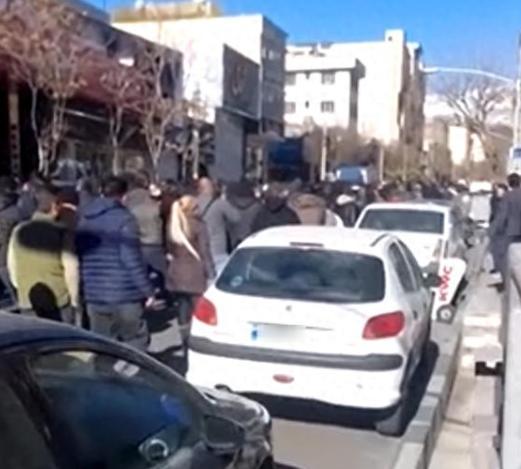 伊朗这年底真的要乱翻天了，货币贬到姥姥家，老百姓扛不住直接上街硬刚，三年来最猛的