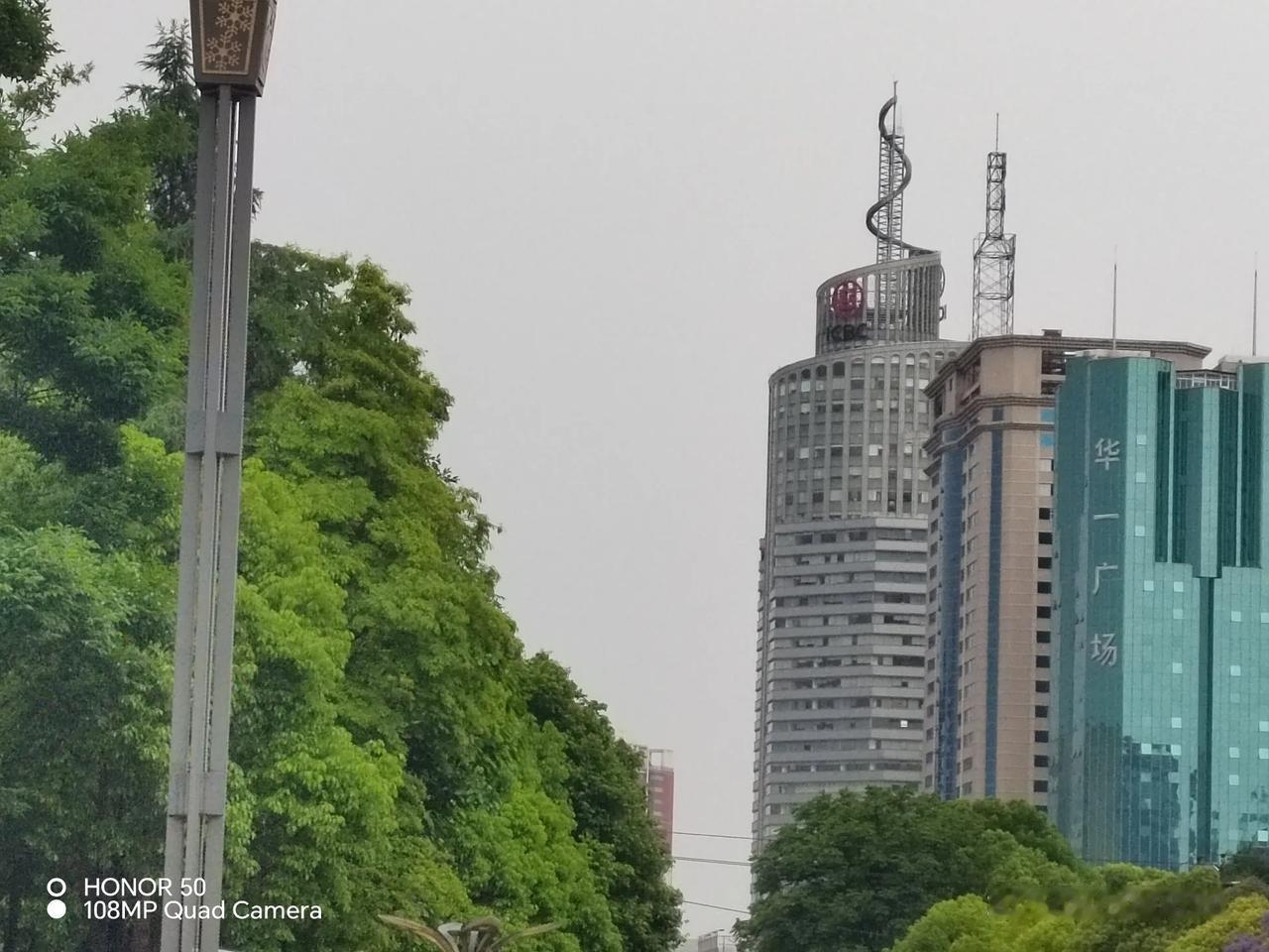 今天的作业得补上，昆明城这两天有了雨，天空覆盖了云被，在我拍时有不少人也随之而来