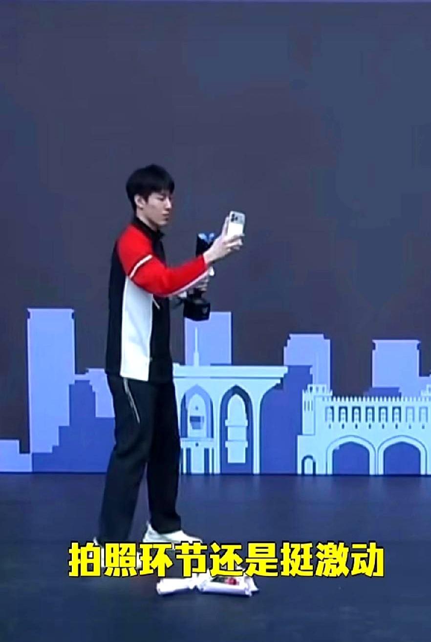 19岁国乒首冠，自拍不会
 
颁奖刚结束，手机塞到温瑞博手里。他举着转了三圈，脸