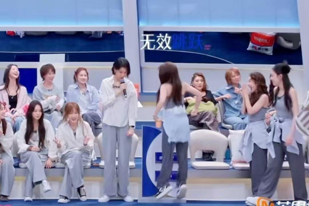 安崎跳起来都没有曾沛慈高安崎跳起来没有曾沛慈高 好可爱的互动！ 