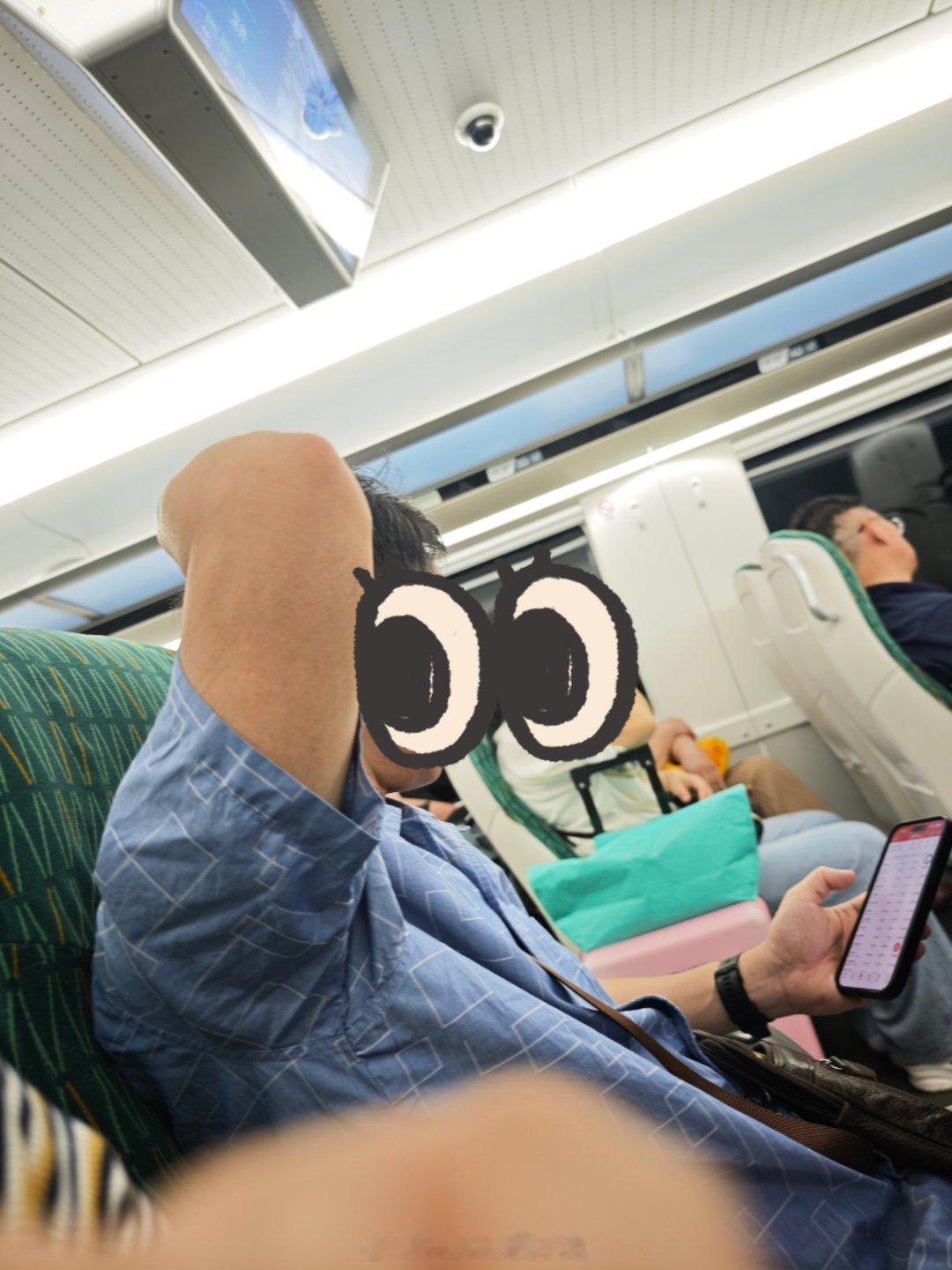 我的妈呀城轨上来一大哥坐我旁边，一直在抠头皮！抠了十几分钟了！一开始没留意，后来