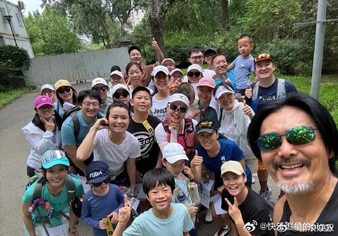 #周润发在朝阳公园跑步# 难以想象这是69岁的周润发状态[哇]这状态这肌肉，还挑