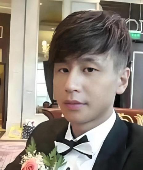 46岁散尽家财离世！上海富豪逆袭成流浪狗守护者，16年人生反转看哭全网

202
